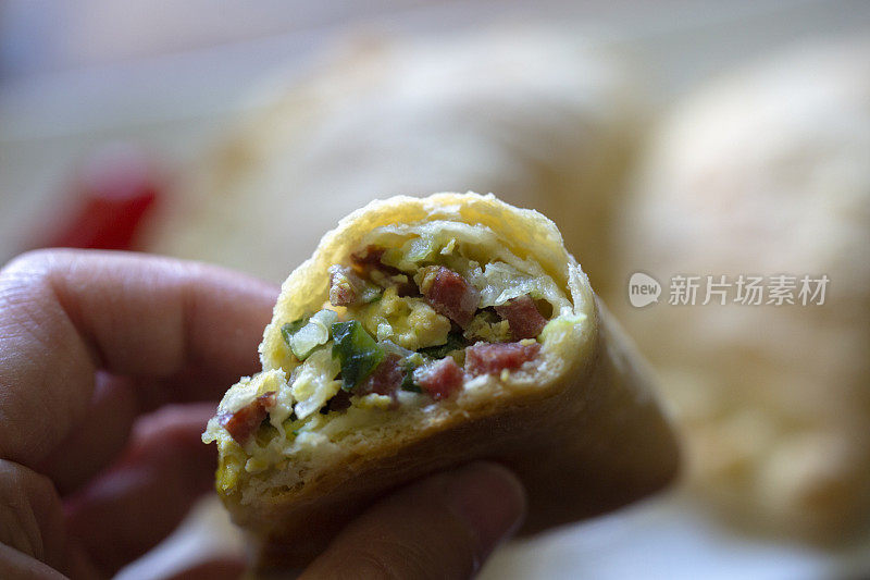 家烤美味的肉馅卷饼，塞满了鸡蛋，黄瓜和火腿