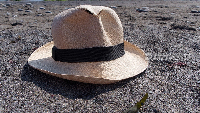 在炎热的日子里，巴拿马帽子放在沙滩上
