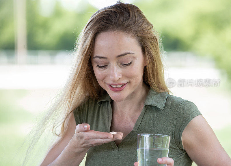 准备每天服用维生素的女人