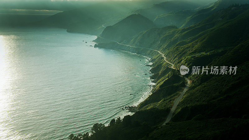 雾霾清晨，无人机拍摄大苏尔太平洋海岸高速公路