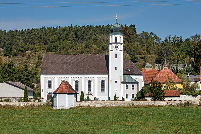 位于巴伐利亚村庄Adertshausen的天主教堂圣彼得和保罗