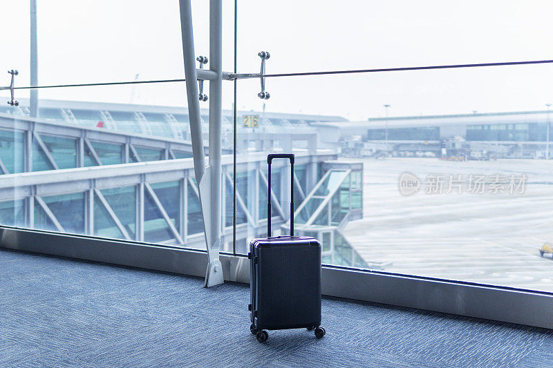 一个黑色的手提箱在机场候机厅