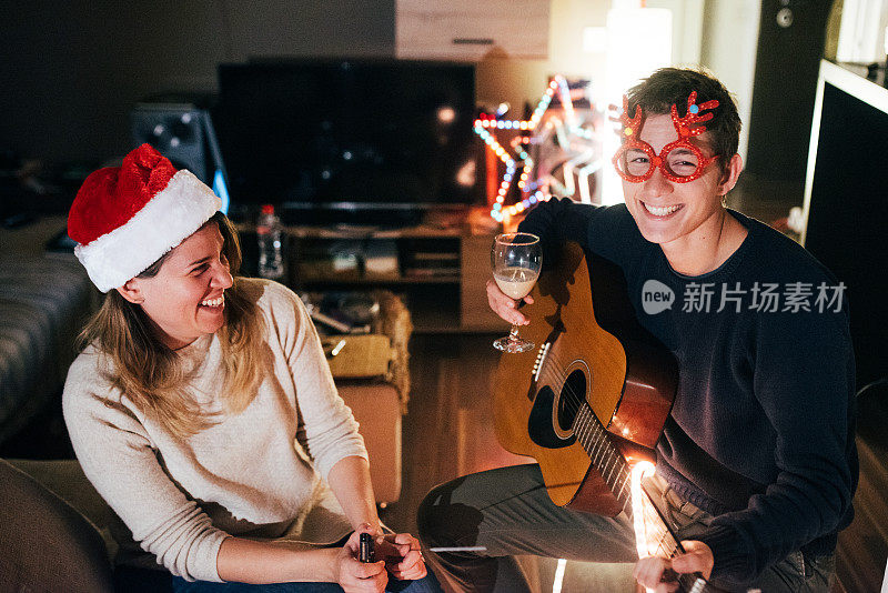 一对夫妇在家庆祝新年