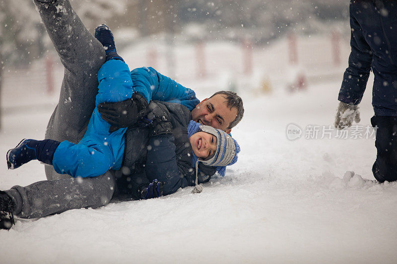 好玩的一家人在雪地上