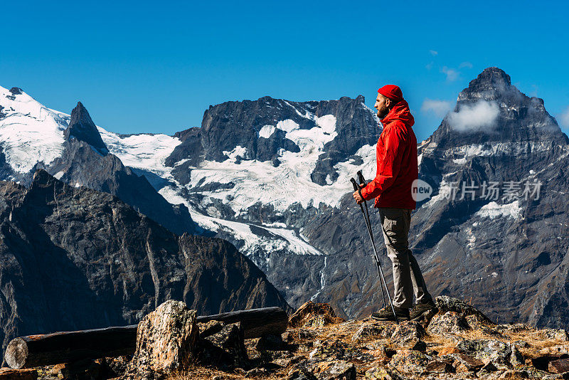 一个拿着北欧手杖的男人在山上。一个在高加索旅行的人。山运动。山旅游。徒步旅行。去山上的旅程。北欧人在山中行走。