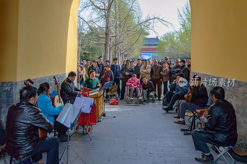 一群老年人在中国北京表演传统中国音乐