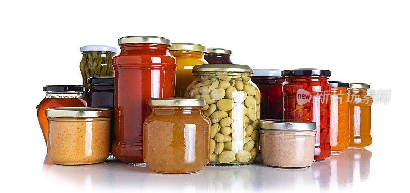腌食品:白色背景上的玻璃罐