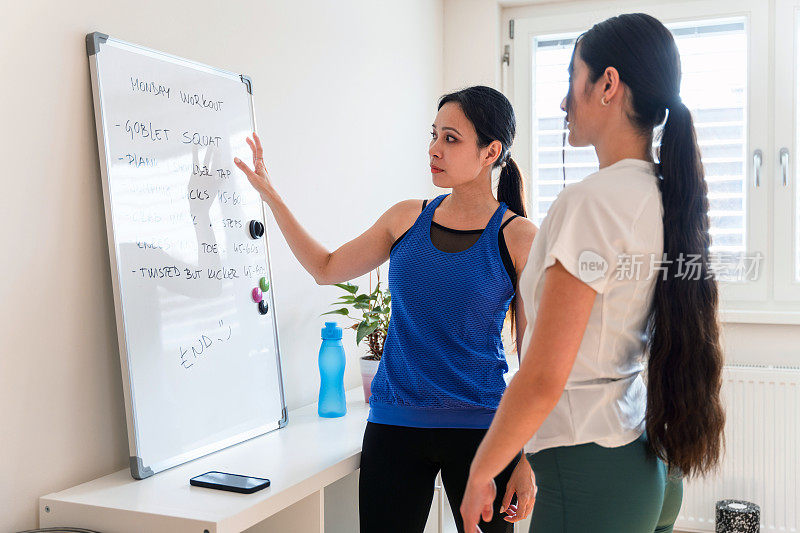 两位亚洲女运动员讨论家庭锻炼计划