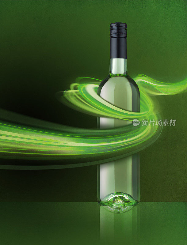一瓶绿色的雷司令酒，在光线下作画