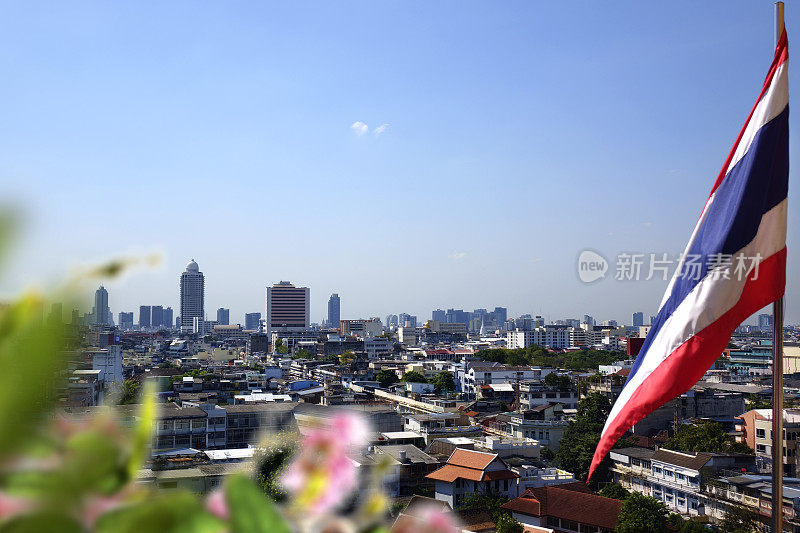 曼谷的城市景观，高楼大厦和泰国国旗