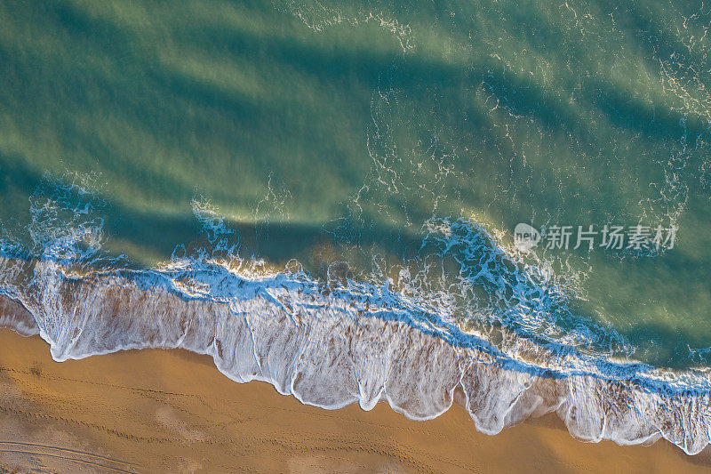 沙滩鸟瞰图，碧绿的海水。