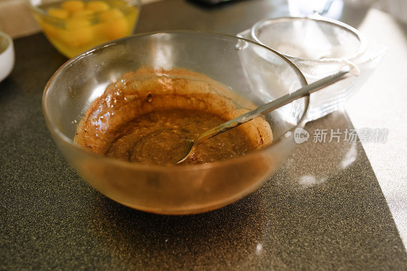 蜂蜜和黄油在桌子上的平底锅里融化