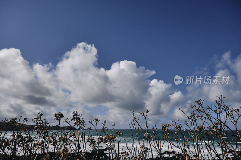 在一个阳光明媚的秋日，康沃尔纽基菲斯特拉海滩的蓝天和白云。