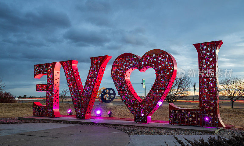爱是为爱而生的。洛夫兰游客中心外的洛夫兰爱情锁雕塑