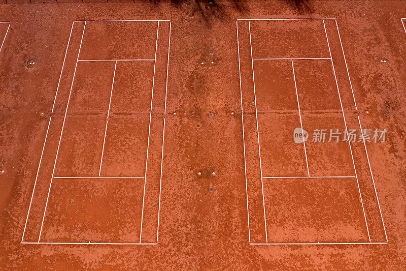 两个网球场鸟瞰图