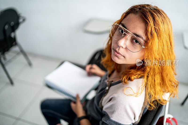 一个学生在教室里的肖像