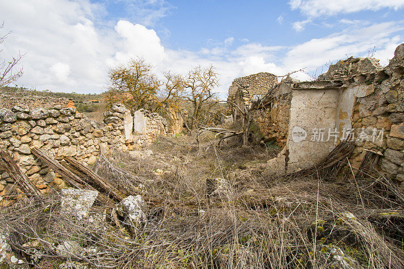 空荡荡的西班牙finca废弃的房子。