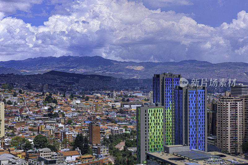 Bogotá，哥伦比亚-一个大的，安第斯，现代的城市从一个更高的海拔在安第斯山脉;展示新旧对比。
