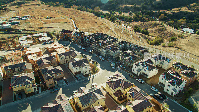 在圣费尔南多山谷的不同建设阶段的单户住宅-空中