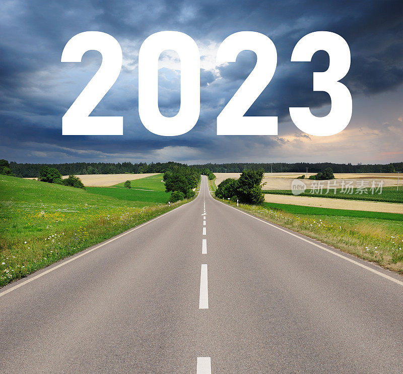 2023标志越过乡村道路，戏剧性的天空