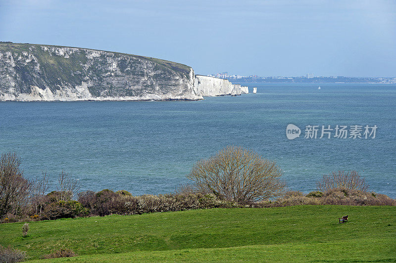 在英国多塞特郡的侏罗纪海岸，老哈里穿过波贝克岛的斯万尼奇湾