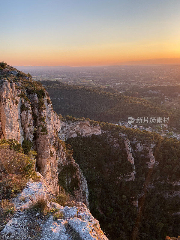 日出时分，徒步旅行者在阳光明媚的山脊上休息