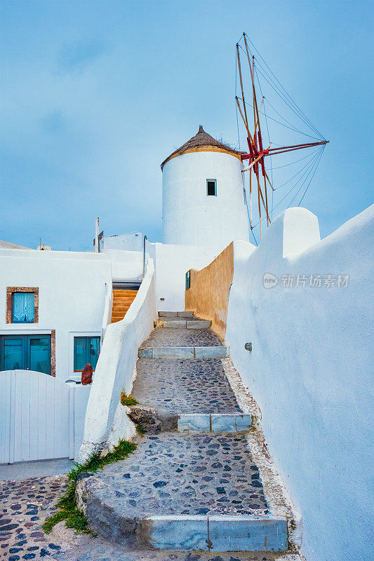 伊亚镇圣托里尼岛上的古老希腊风车，街道上有楼梯。希腊圣托里尼岛