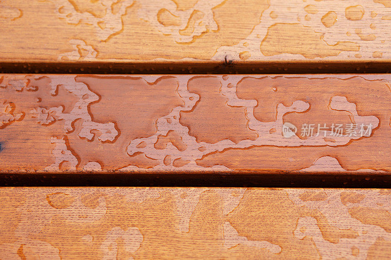 雨滴落在木凳上的特写镜头