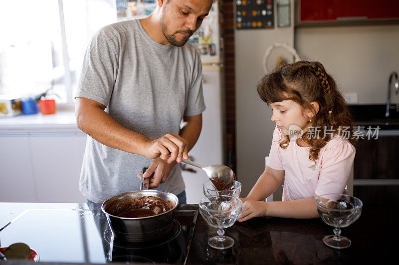 父亲和女儿准备了一杯brigadeiro