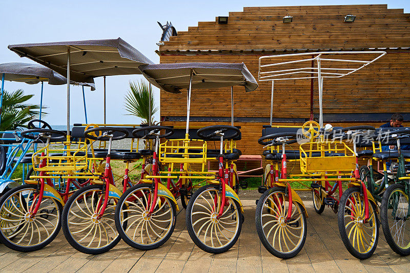 自行车租赁，用于沿堤岸骑行。全家人的自行车停车场