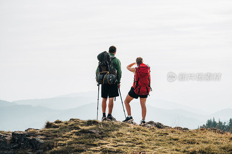 徒步旅行的朋友在山脊上的观点放松