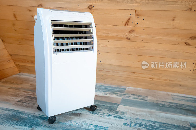 在寒冷的冬天，在木房子里安装便携式电暖器可以创造舒适的气候和舒适，但会消耗大量的能源