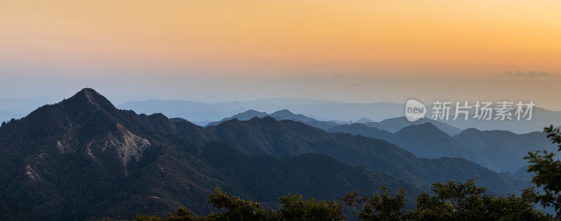 日落时群山的广阔全景