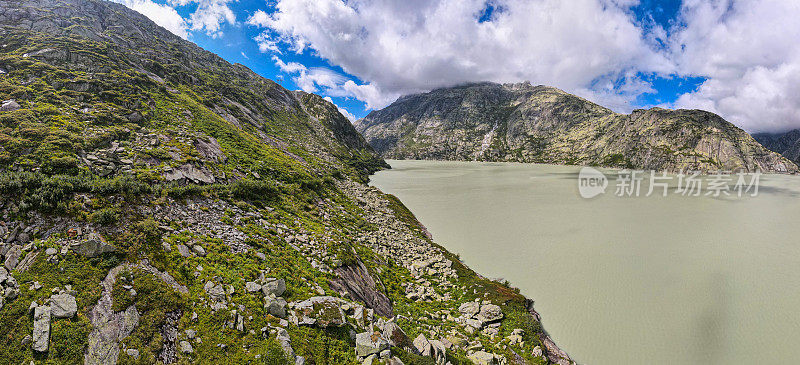 格里姆斯湖的全景图，这是瑞士阿尔卑斯山的一个高山水库