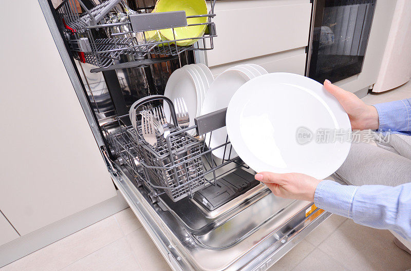 集成洗碗机的机器。把碗碟从洗碗机里洗干净。