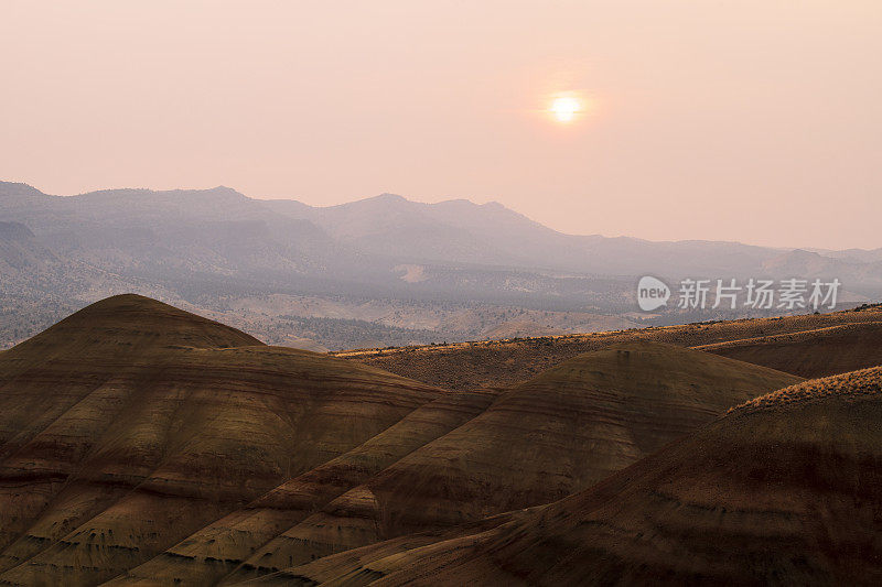 彩绘山单元的日出