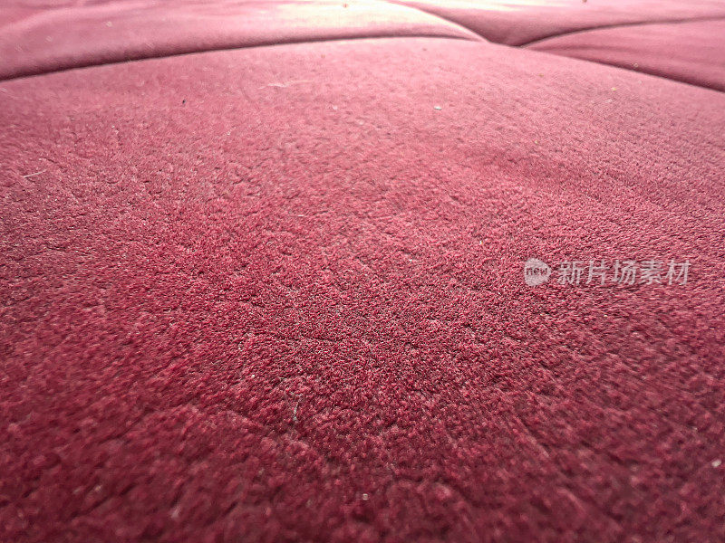 一种红粉色的织物，用作纹理或底色。