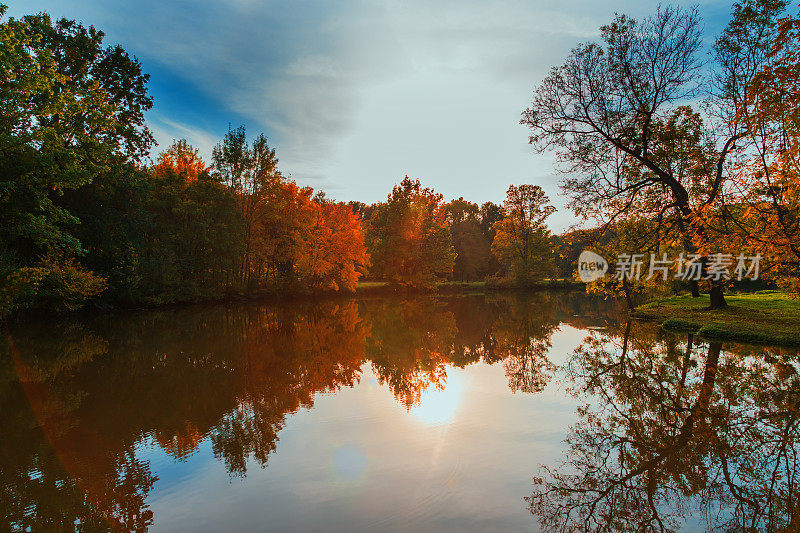 水边的风景。捷克共和国热那亚城堡附近的斯塔拉戴耶河。树木倒映在河里。平静的水面。色彩斑斓的秋天。天空中美丽的云彩