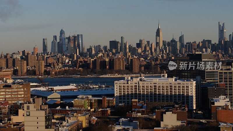 俯瞰布鲁克林和东河的曼哈顿中城的远景