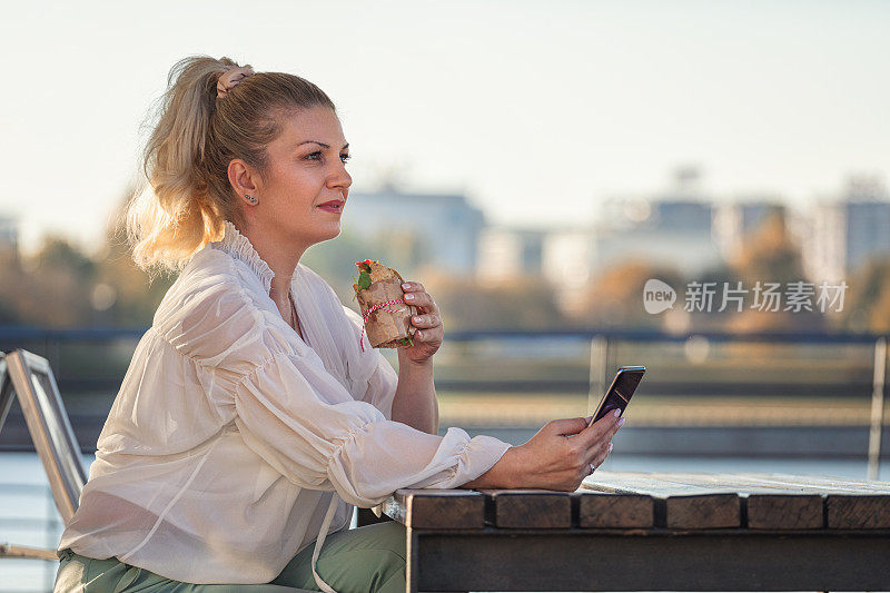 一个年轻的女商人在午休