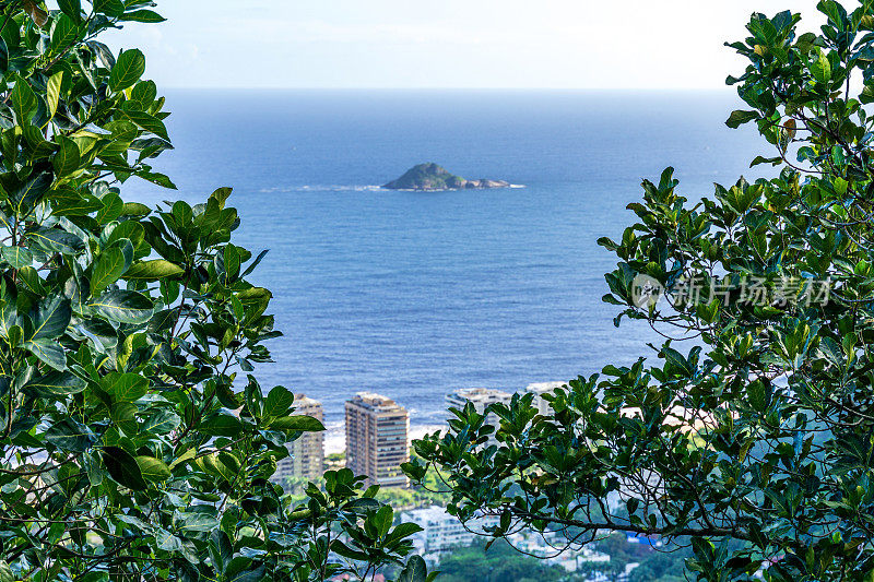 从空中俯瞰里约热内卢的海岸线