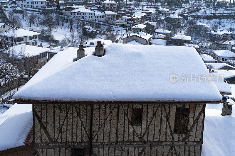 雪下土耳其萨夫兰博卢卡拉布克镇景观