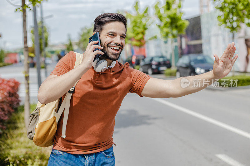 一个男人走在街上叫出租车