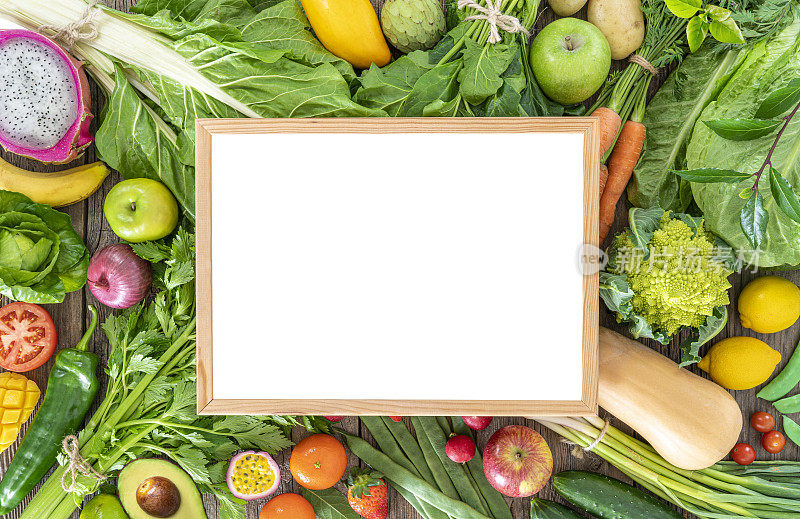 水果和蔬菜搭配白色黑板框空白中心复印空间