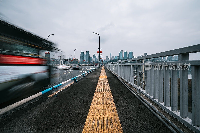 宽阔的城市现代道路