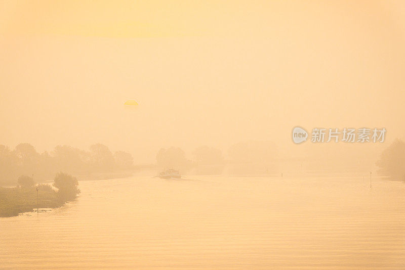 在一个美丽的秋天早晨，在伊塞尔河的日出中乘船