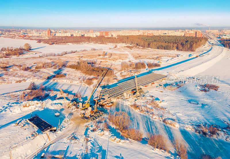 在桥梁上的鸟瞰图，建设高速公路在城市，阳光明媚的冬日，Yoshkar-Ola，俄罗斯