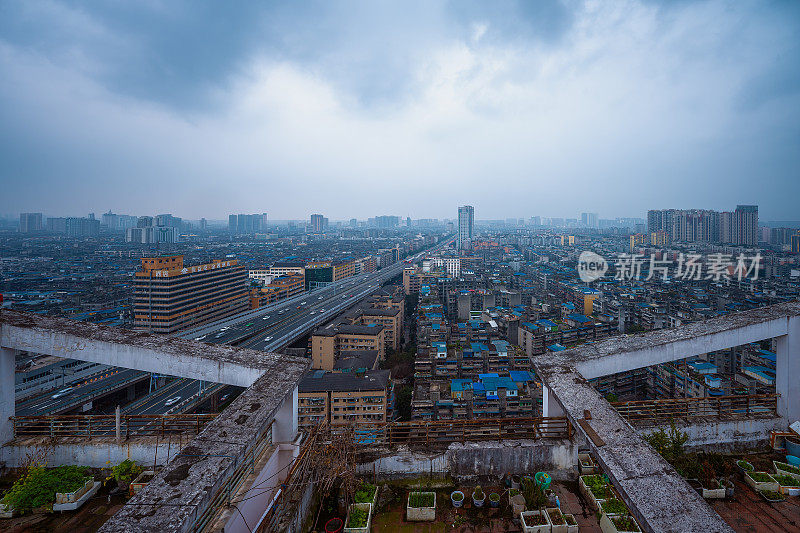 成都城市的天际线在阴雨天气