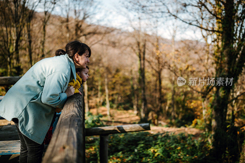 母子俩在树林里玩得很开心