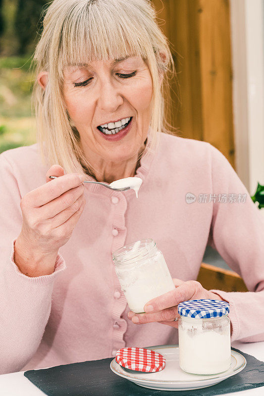 吃自制酸奶的成熟女人